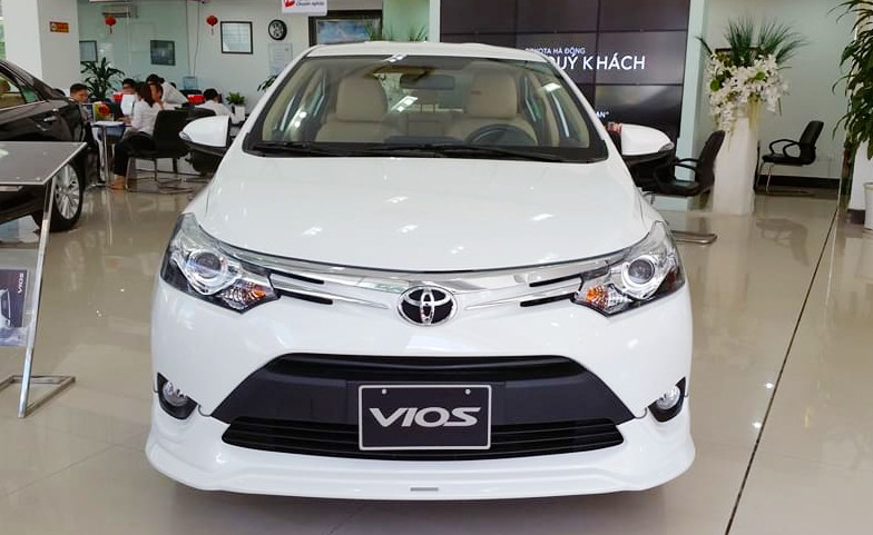 Cận Tết, các hãng xe ồ ạt giảm giá: Toyota, Mitsubishi,...