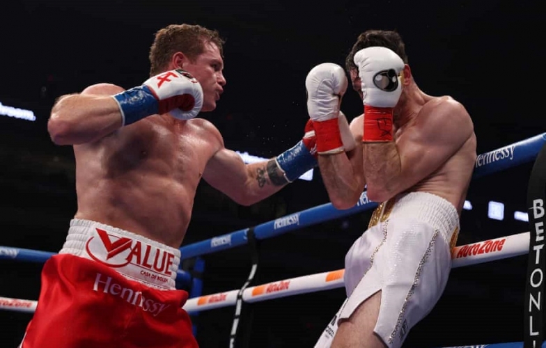 Canelo Alvarez trở lại, đánh bại đối thủ cao hơn cả cái đầu