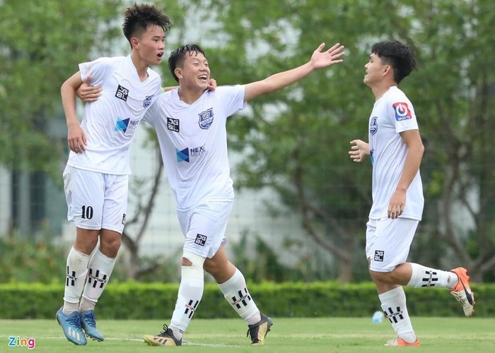 U17 HAGL hòa vất vả, HLV đổ tại sức gió