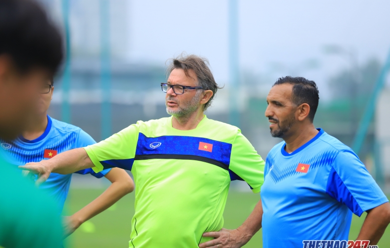 'Phù thủy trắng' Troussier nghiêm khắc với các cầu thủ U18 Việt Nam