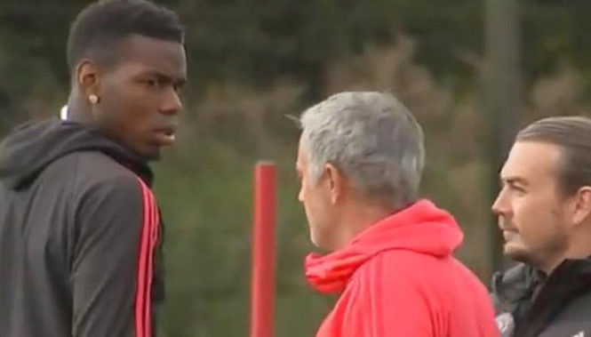 Pogba trừng mắt vì bị Mourinho đuổi thẳng cổ