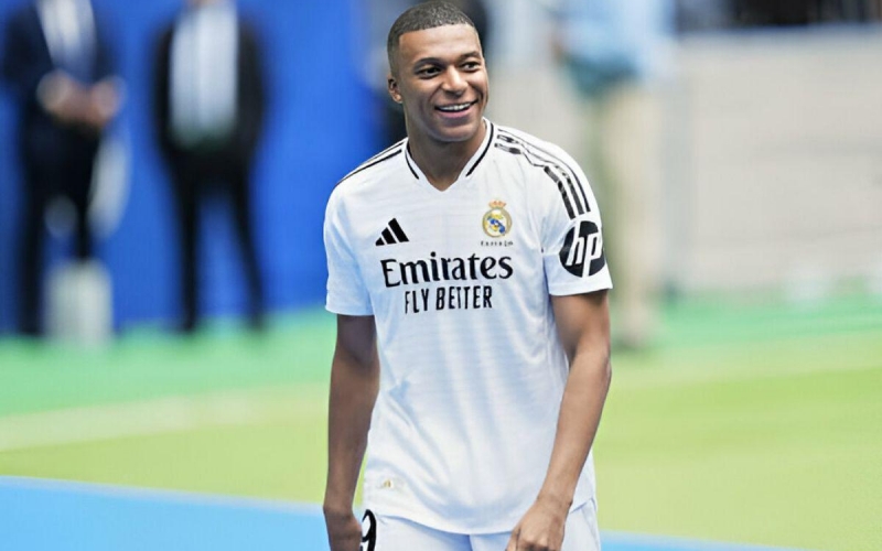 Mbappe ra mắt Real Madrid, làm gợi nhớ hình ảnh Ronaldo cách đây 15 năm