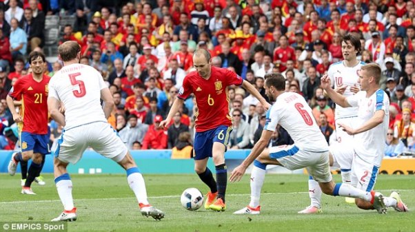 Những pha xử lý bóng mãn nhãn tại Euro 2016