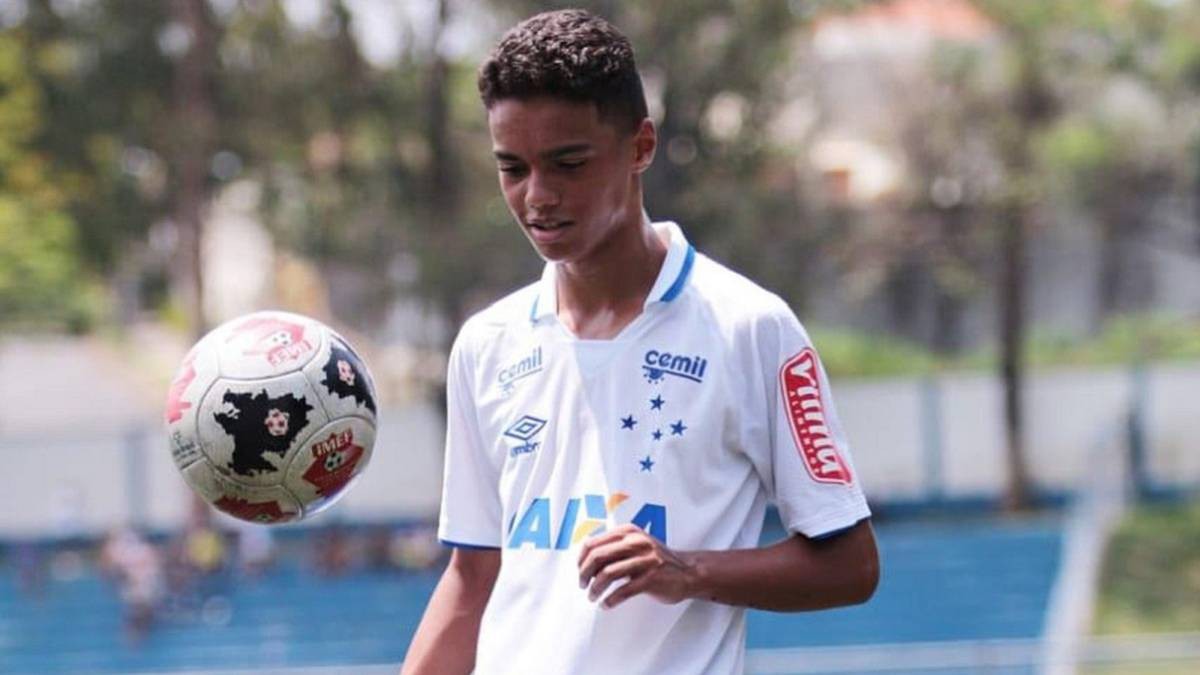 ronaldinho, con trai ronaldinho, joao mendes, con trai ronaldinho ký hợp đồng với cruzeiro, cruzeiro, brazil