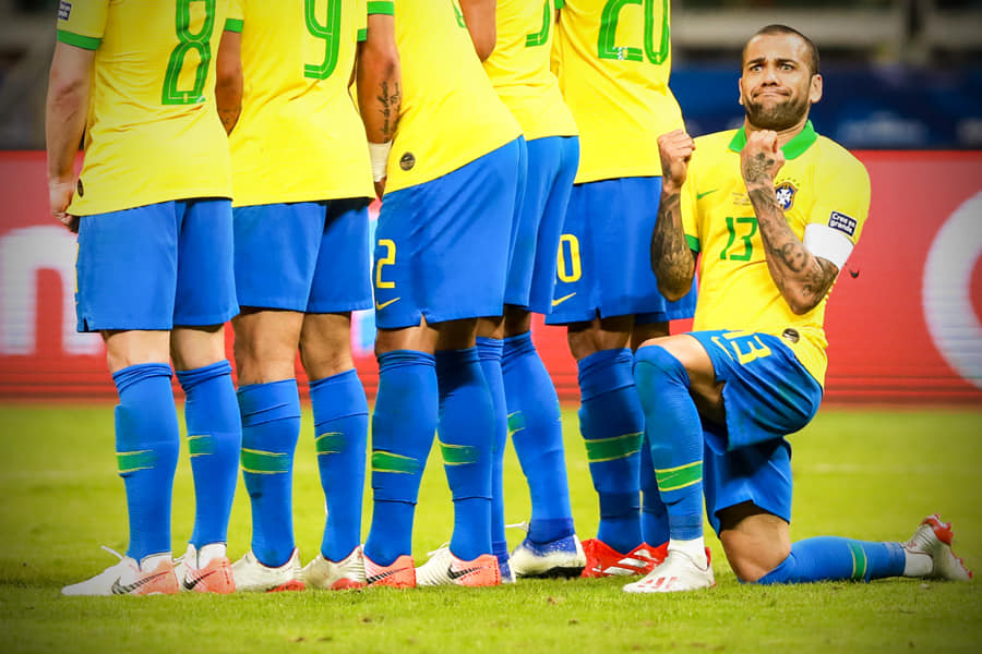 brazil vs argentina, biểu cảm khó đỡ của alves, dani alves, messi, brazil, argentina, messi đá phạt