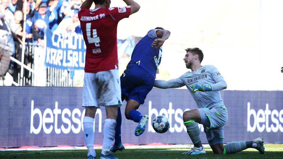 video, video hài hước, thủ môn MU, thủ môn đấm vào chỗ hiểm, Zieler, Ron-Robert Zieler, Karlsruher, Hannover 96