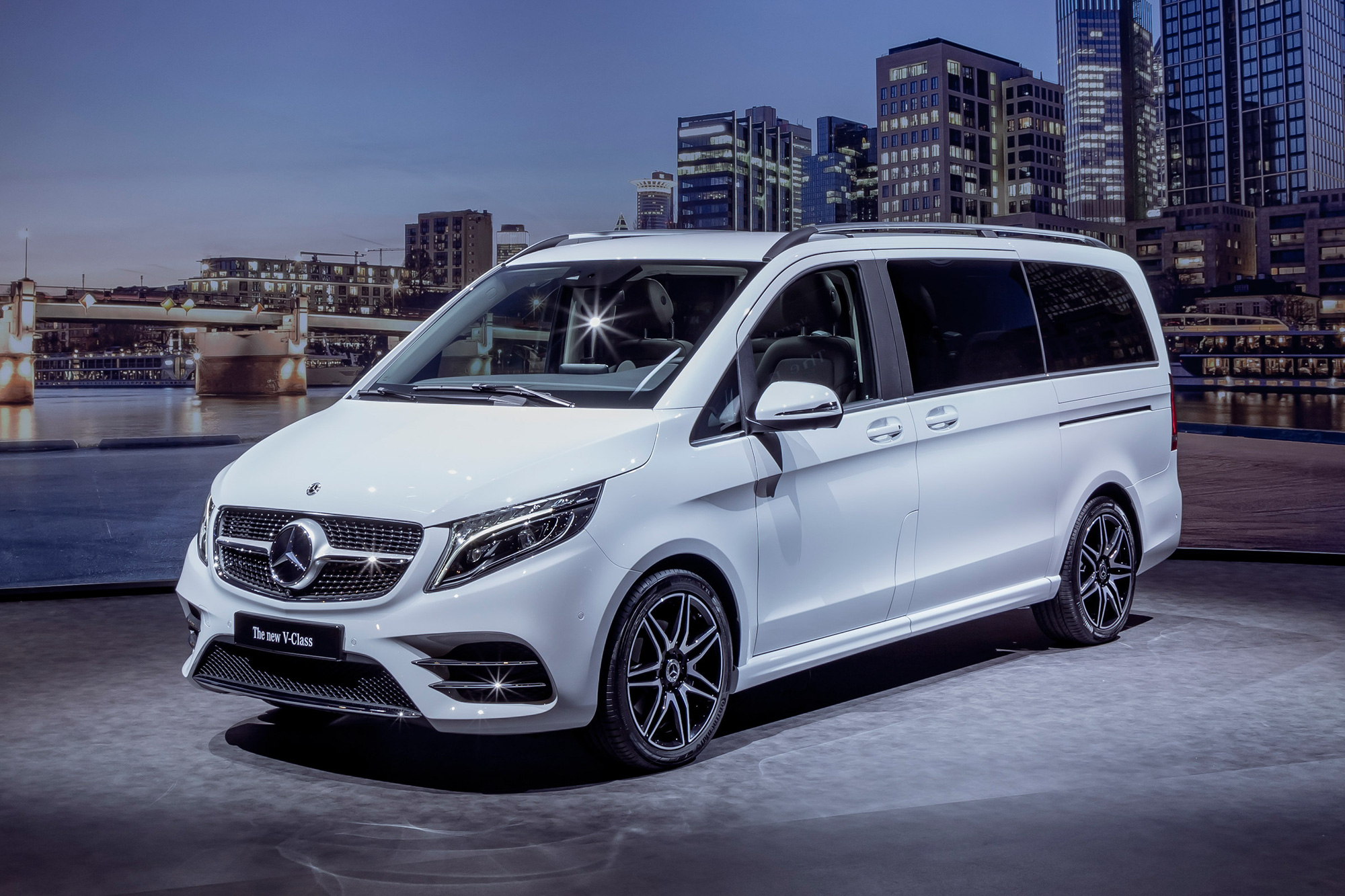 V-Class là dòng MPV được kế thừa những tinh hoa từ 2 dòng xe Viano và Vito của Mercedes-Benz