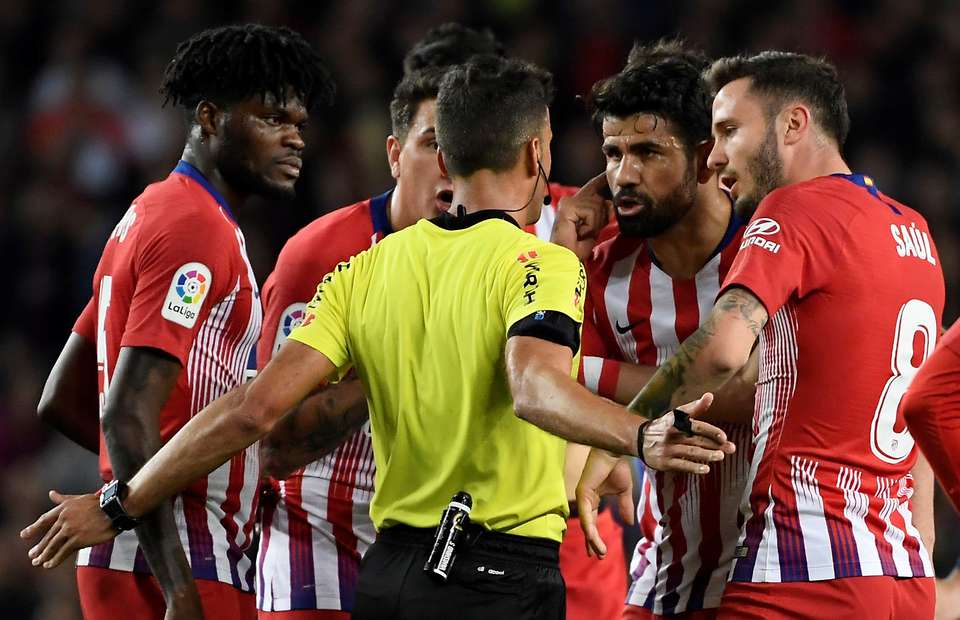 Diego Costa thẻ đỏ, Diego Costa treo giò, Diego Costa vs Barcelona, Barcelona vs Atletico, Barcelona 2-0 Atletico, La Liga, BXH La Liga