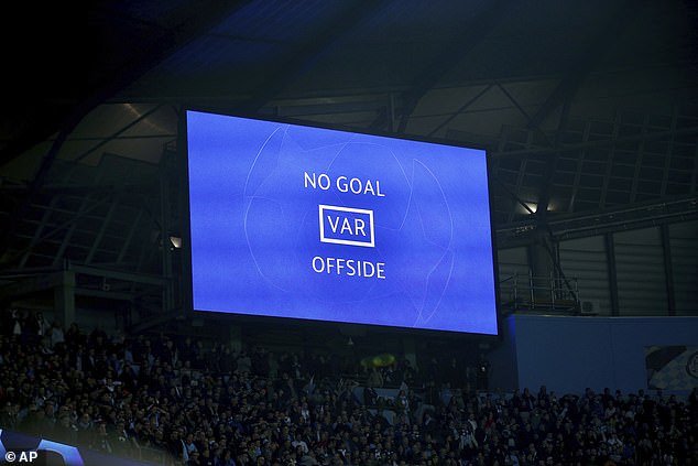 VAR, VAR Ngoại hạng Anh, VAR Premier League, những tình huống VAR sai sót, công nghệ VAR mới, MU, Man City, Arsenal, Ngoại hạng Anh