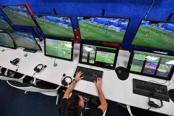 VAR, VAR Ngoại hạng Anh, VAR Premier League, những tình huống VAR sai sót, công nghệ VAR mới, MU, Man City, Arsenal, Ngoại hạng Anh