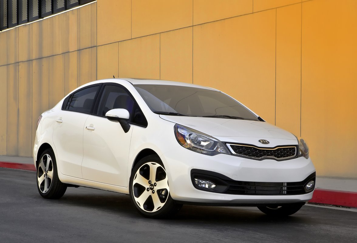 Chiếc ô tô cũ Kia Rio sedan 2014 có không gian cabin rộng rãi, thiết kế thời trang.