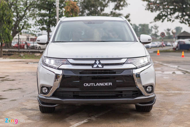 Mitsubishi Outlander tặng phụ kiện cho phiên bản Premium trong tháng 2. 