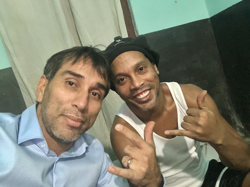 Ronaldinho, Ronaldinho bị bắt, Ronaldinho đi tù, Brazil, Barca