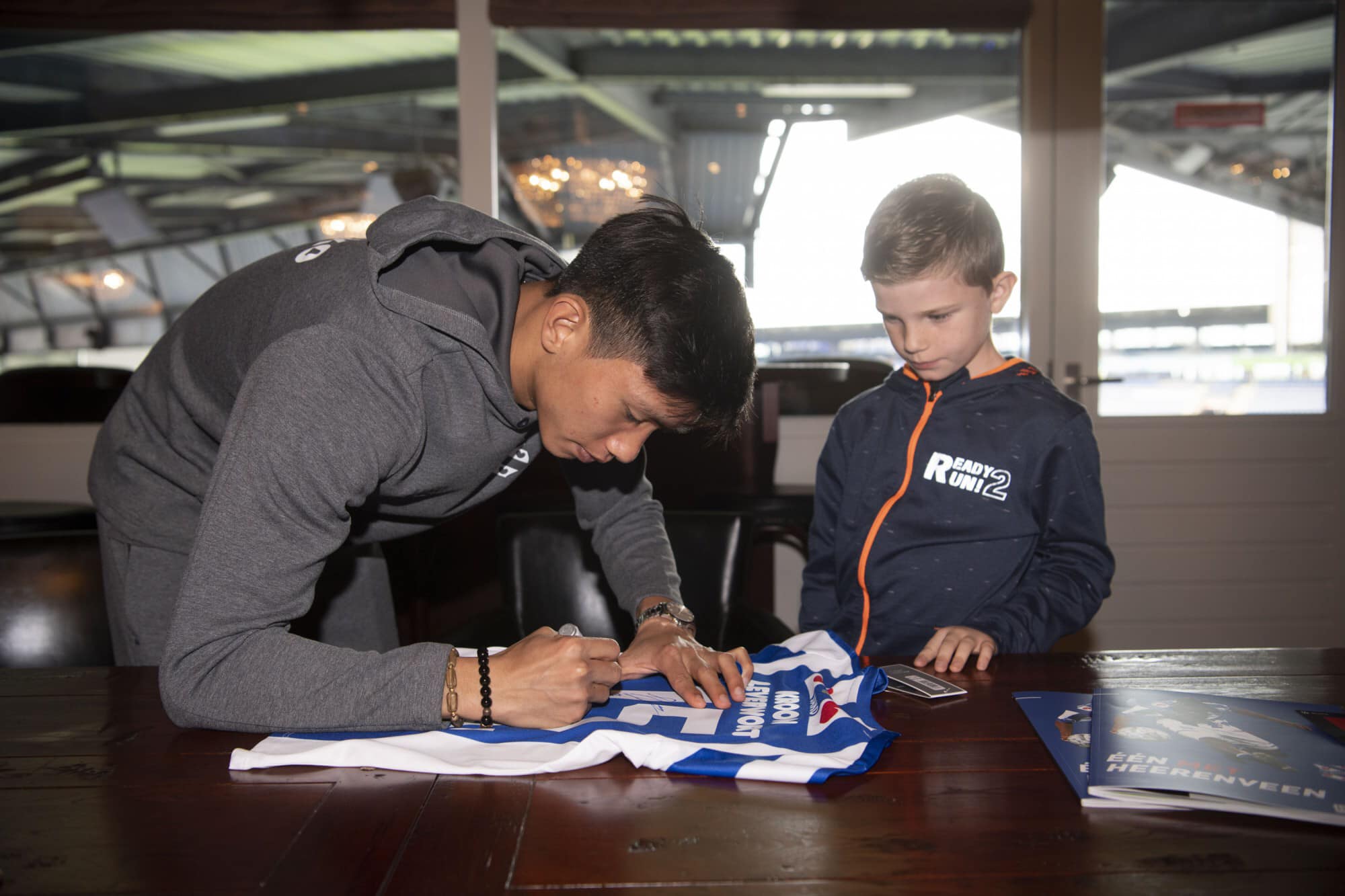 Heerenveen vs groningen, đoàn văn hậu, cđv hà lan, giải vđqg hà lan, Johnny jansen