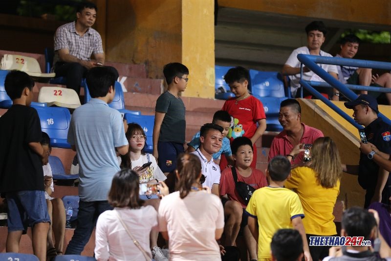 Quang Hai bat luc nhin Ha Noi guc nga tren san nha